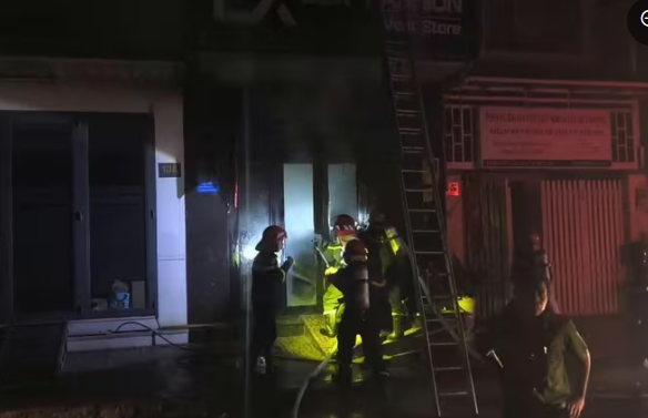 Cảnh sát giải cứu 4 người bị mắc kẹt trong căn nhà rực lửa ở TPHCM